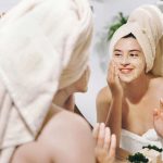 Femme Sortant De La Douche Fait Un Gommage Sur Le Visage