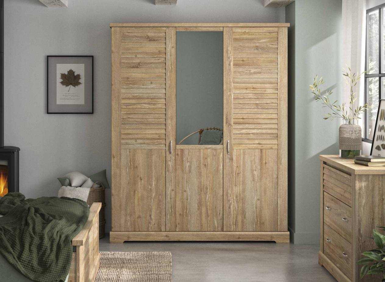 armoire en bois clair dans la chambre
