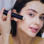 femme à la peau claire se maquille