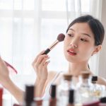 femme aux origines asiatique se maquille