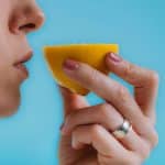 femme reniflant un citron