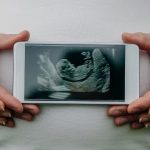Chographie Portative, Smartphone Posé Sur Ventre Femme Enceinte