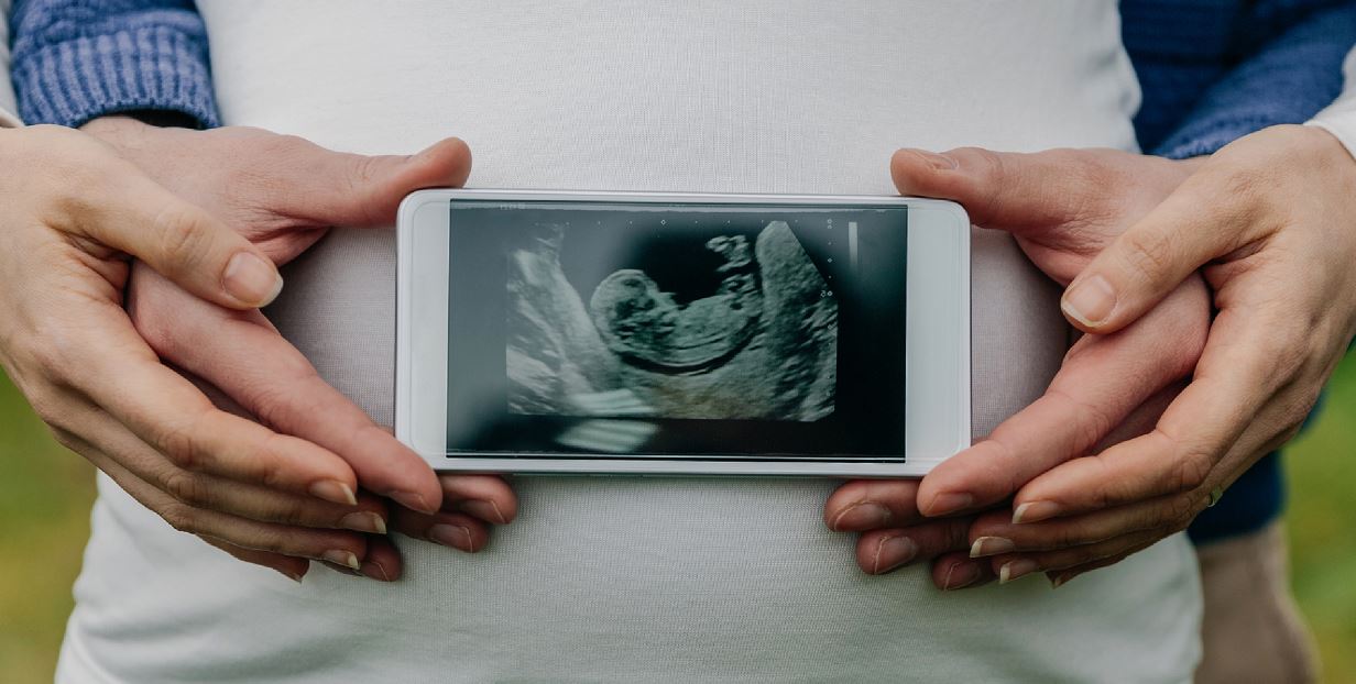 Chographie Portative, Smartphone Posé Sur Ventre Femme Enceinte