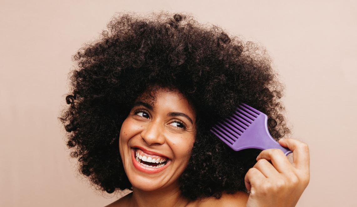 Femme Coupe Afro Se Coiffe