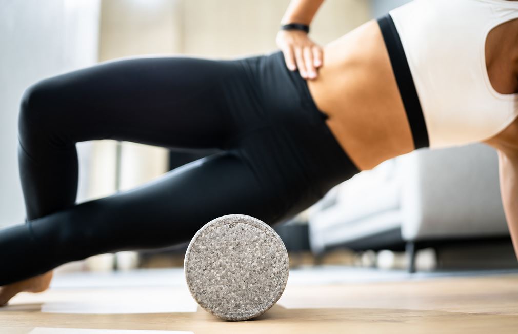 Femme Fait Des Exrecices Avec Un Foam Roller