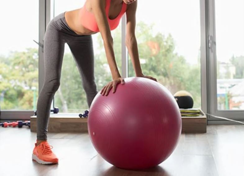 Femme Fait Exercice Avec Un Ballon De Proprioception