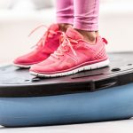 Femme Fait Exercice Avec Un Demi Ballon De Proprioception
