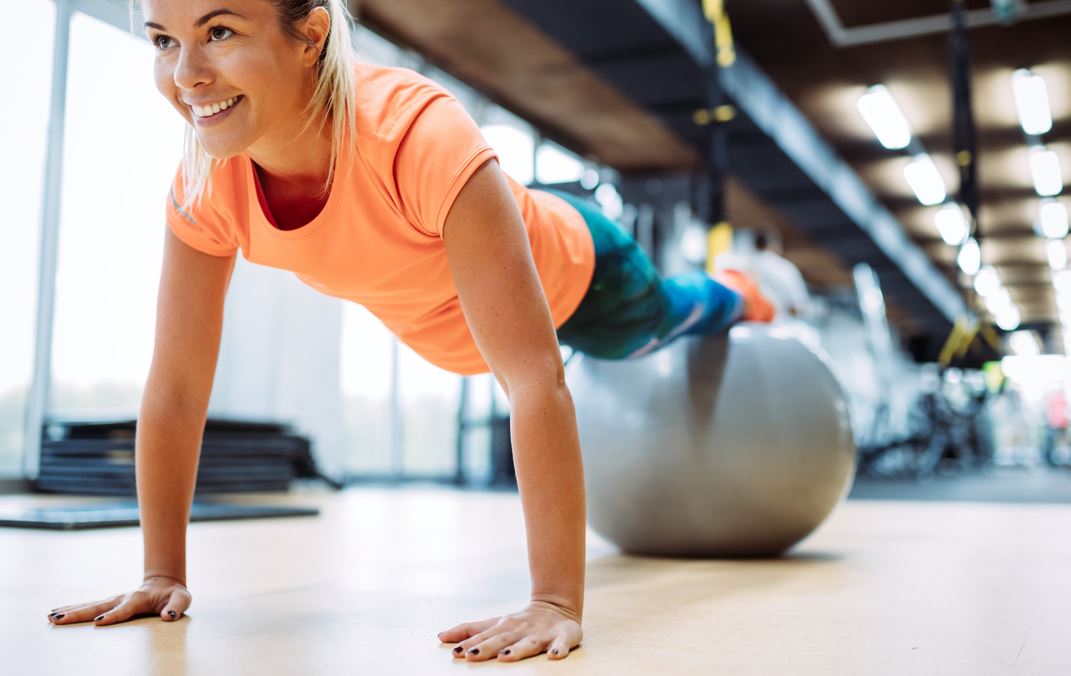 Femme Fait Exercice De Gainage Avec Un Ballon De Proprioception