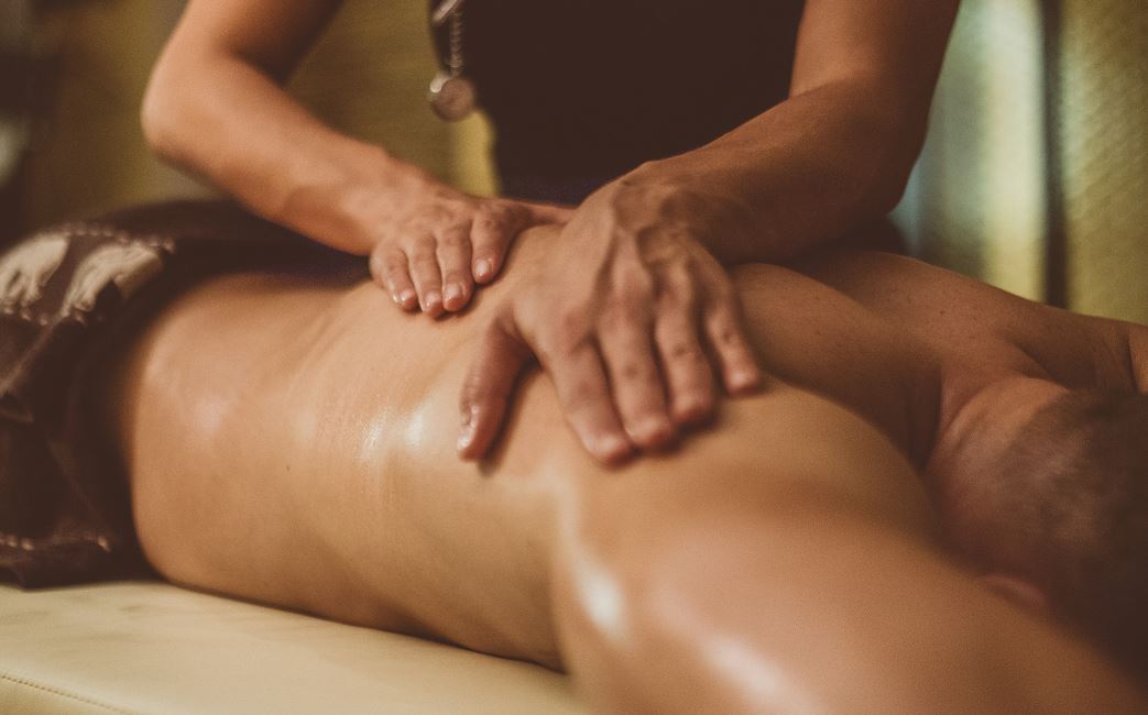 Homme Se Fait Masser Avec Creme Ou Gel De Massage