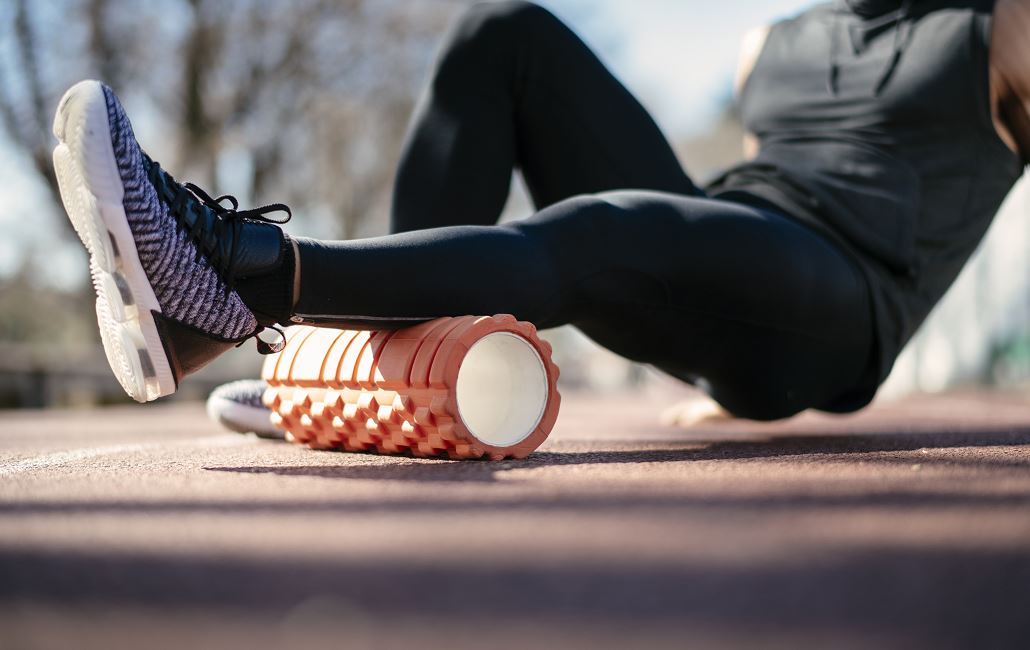 Homme S'exerce Avec Un Rouleau De Massage