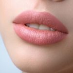 Superbes lèvres maquillés d’une femme