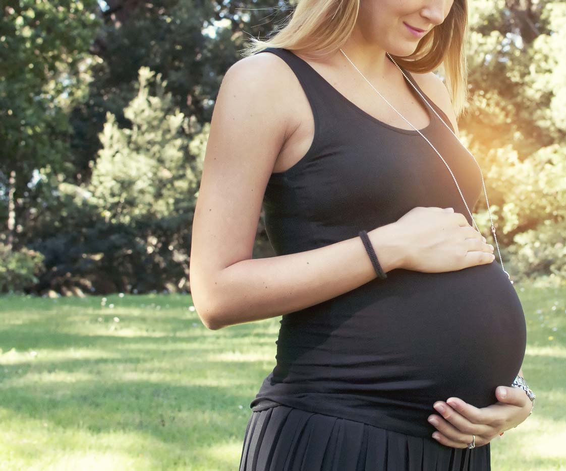 femme enceinte avec un bola de grossesse