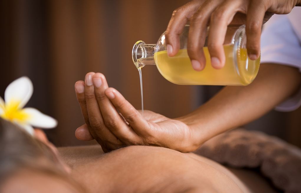 Masseur Utilise Huile De Massage