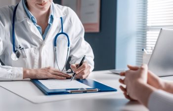 Médecin Généraliste, évaluation Et Diagnostic Avec Un Patient