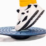 Personne Utilisant Un Plateau D'équilibre Ou Balance Board