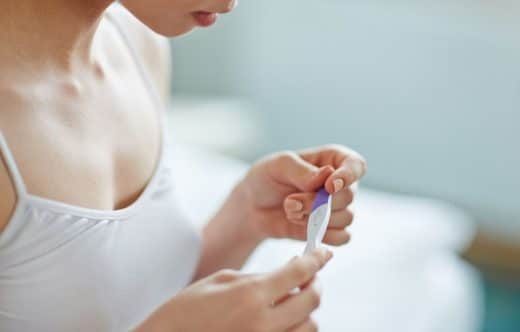 Femme Fait Un Test D'ovulation
