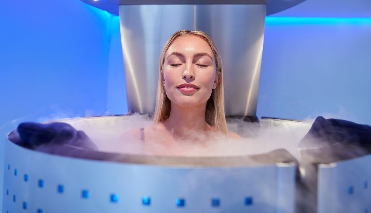 Femme Fait Une Scéance De Cryothérapie Corps Entier Dans Une Cabine