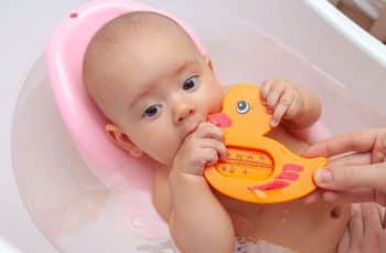 Prise De Temperature Eau Grace à Un Thermomètre Bain Bébé