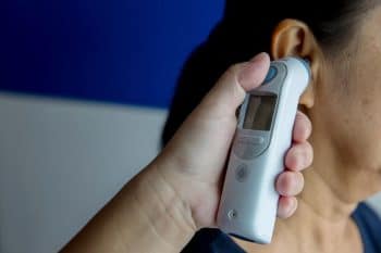 Prise De Temperature Grace à Un Thermomètre Auriculaire