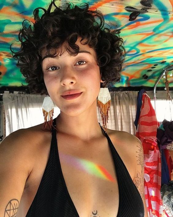 Pixie Cut Sur Cheveux Frisés Bruns Avec Frange Pendante