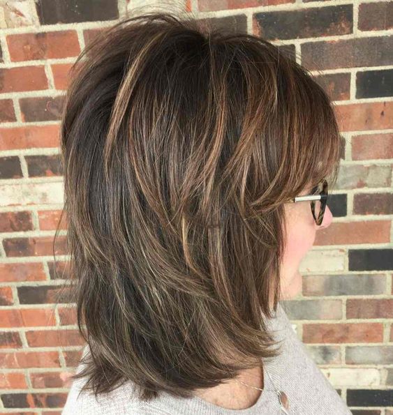 Coupe Dégradée Courte Sur Cheveux Bruns Avec Balayage Miel 