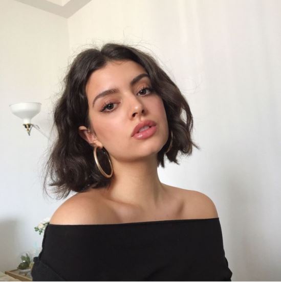 Carré Bob Wavy Avec Raie Centrale Sur Cheveux Fins Sans Volume 