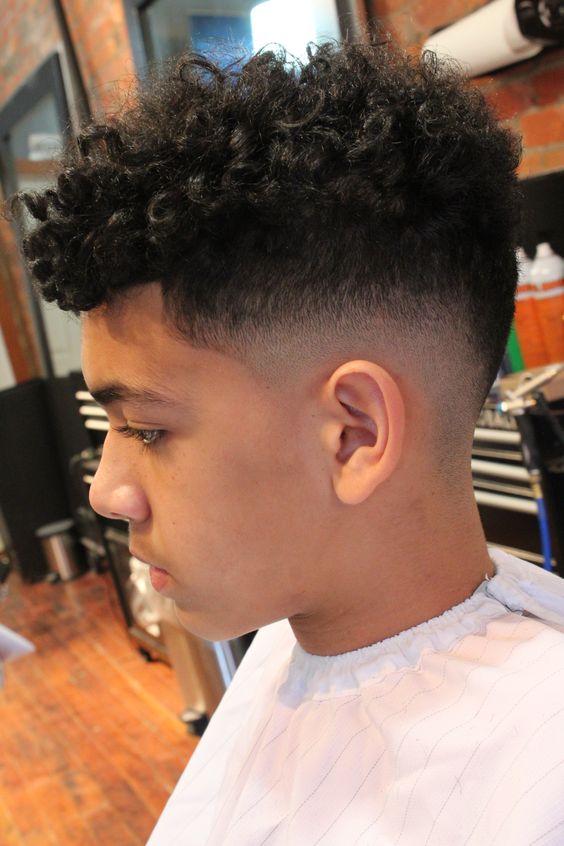 Coupe Quiff Avec Des Mèches Curly