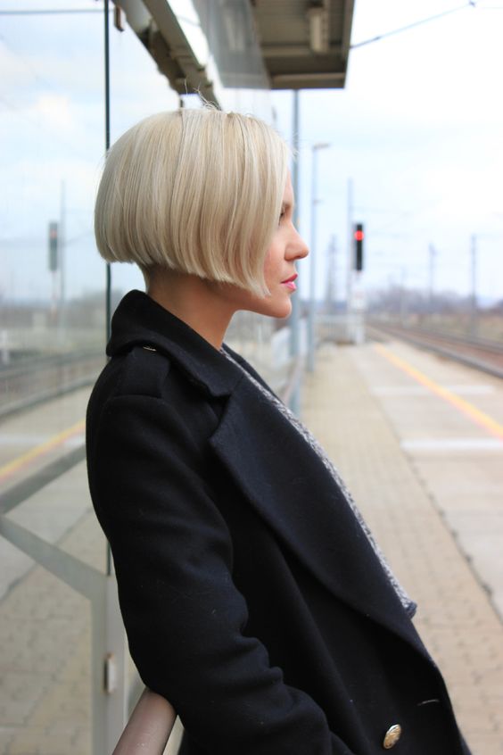 Carré Bob Court Avec Effet Plongé Sur Cheveux Fins Sans Volume Blond Platine 