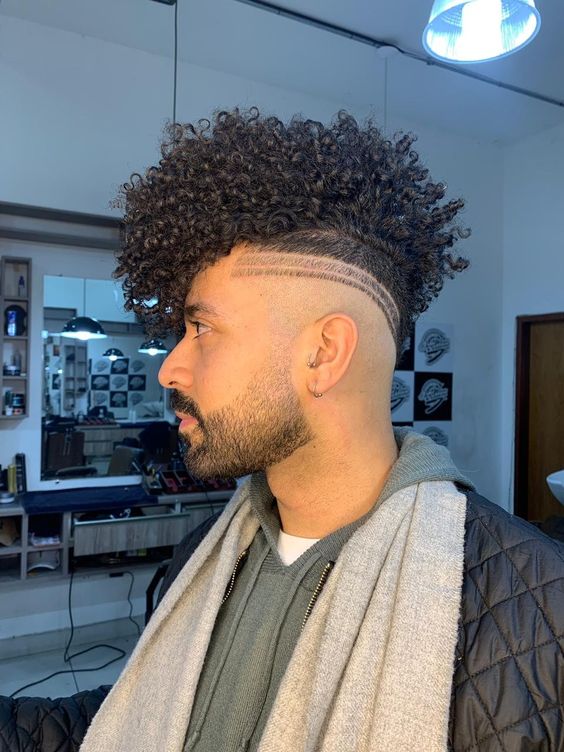Coupe Quiff Curly Avec Des Traits Design