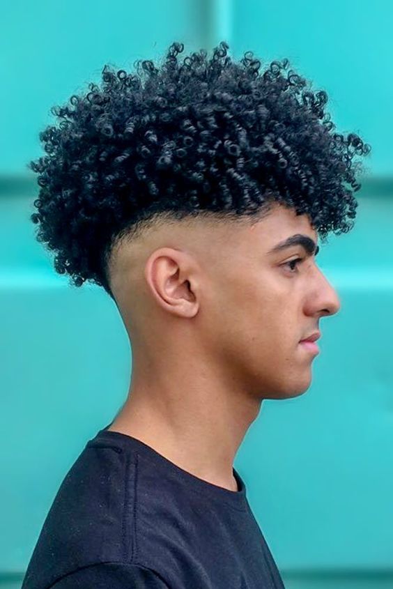 Coupe Quiff Sur Cheveux Afro Avec Des Côtés Rasés