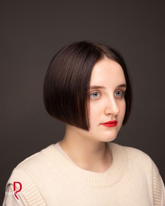 Carré Bob Légèrement Plongé Sur Cheveux Fins Sans Volume 