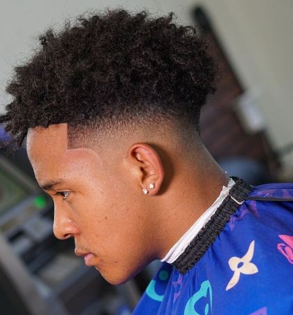 Coupe Quiff Sur Cheveux Afro Avec Des Contours Légers