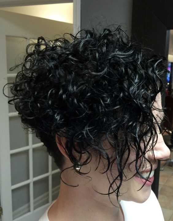 Pixie Cut Avec Mèches Longues Frisées Sur L’avant