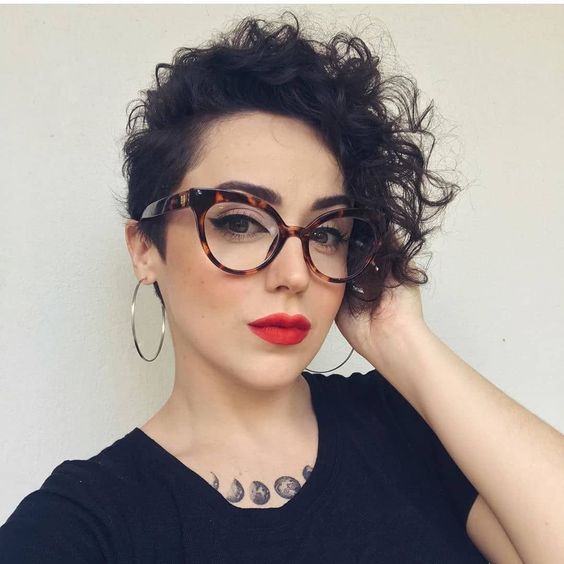 Pixie Cut Avec Côté Très Court