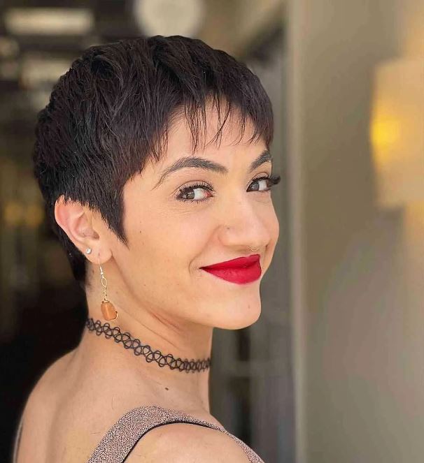 Pixie Cut Avec Une Frange Droite Sur Cheveux Fins Sans Volume 