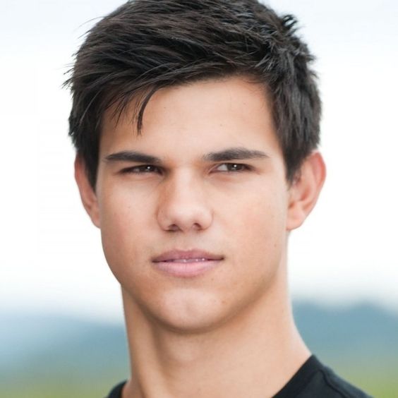 Coupe Quiff Dégradé Avec Mèches Agitées