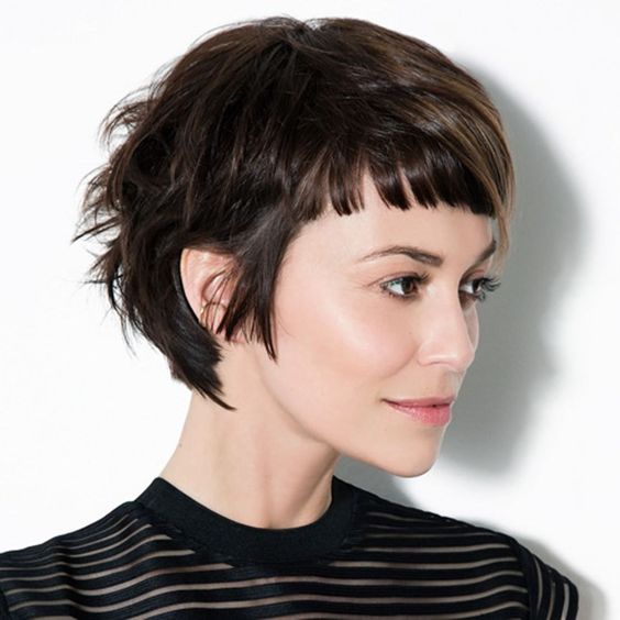 Coupe Bixie Avec Frange Courte Sur Cheveux Fins Sans Volume 