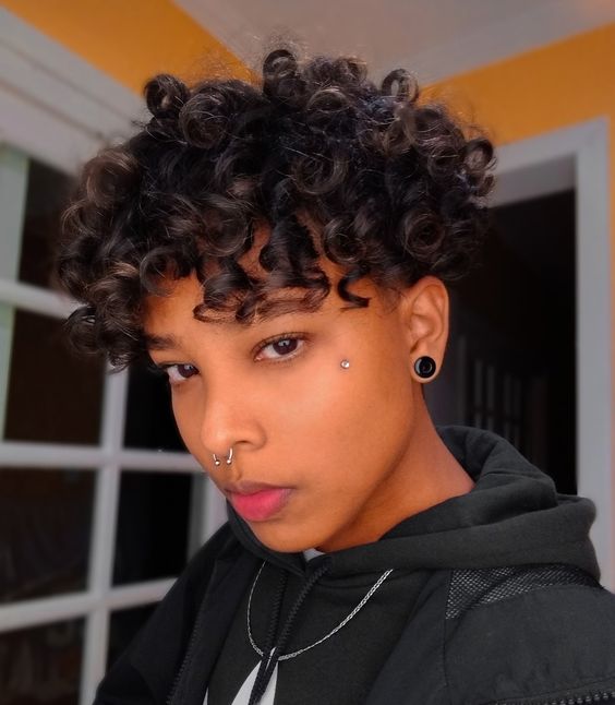 Pixie Cut Arrondi Avec La Nuque Dégagée