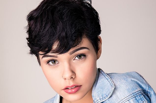 Pixie Cut Avec Frange Balayée