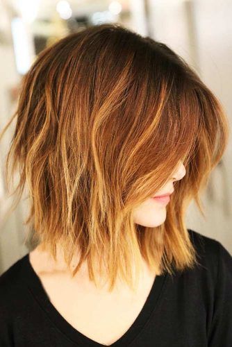 Carré Choppy Sur Une Base Brune Avec Balayage Miel