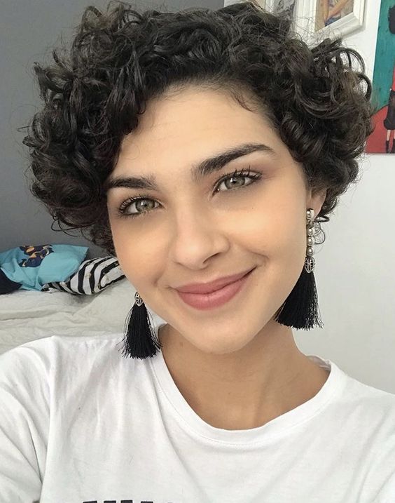 Pixie Cut Asymétrique Avec Une Raie Sur Le Côté
