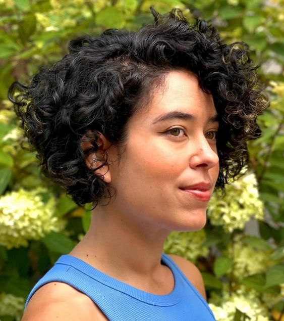 Carré Court Asymétrique Sur Cheveux Frisés Bruns