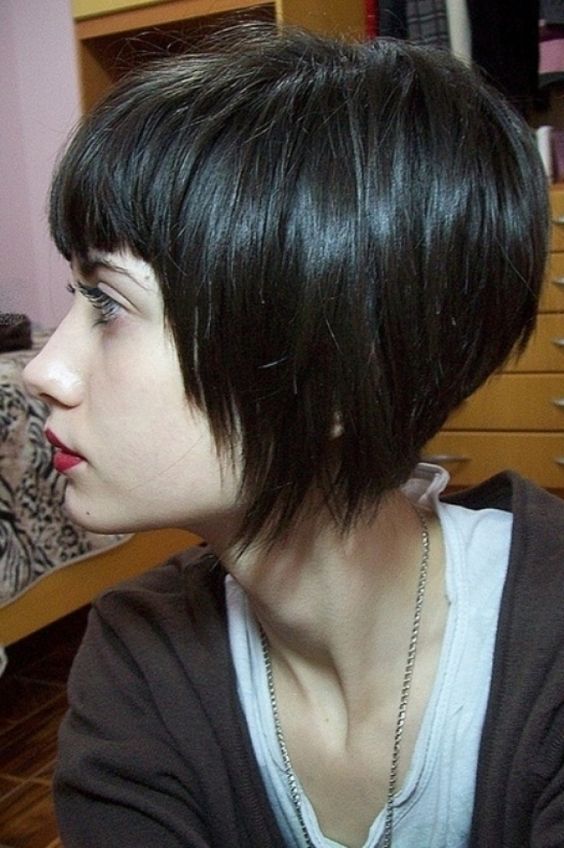  Coupe Bixie Sur Cheveux Lisses Avec Une Frange Courte 