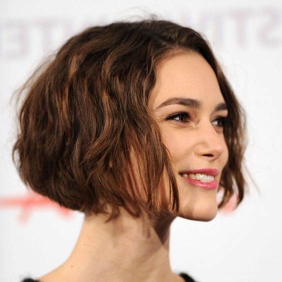 Carré Wavy Sur Une Base Brune Avec Reflet Cerise 