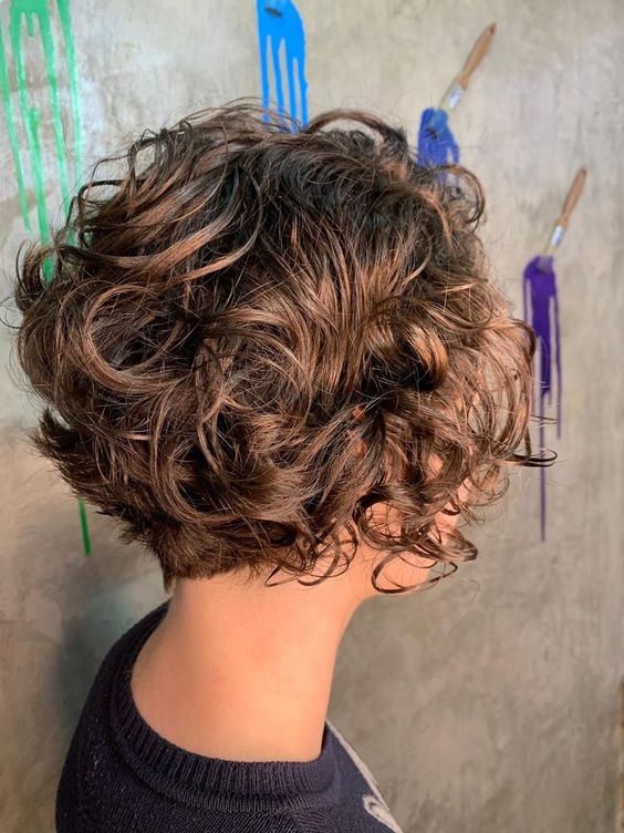 Bixie Frisée Et Froissées Sur Cheveux Auburn