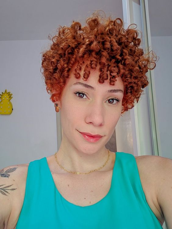 Bixie Cut Montante Avec Mèches Frisées