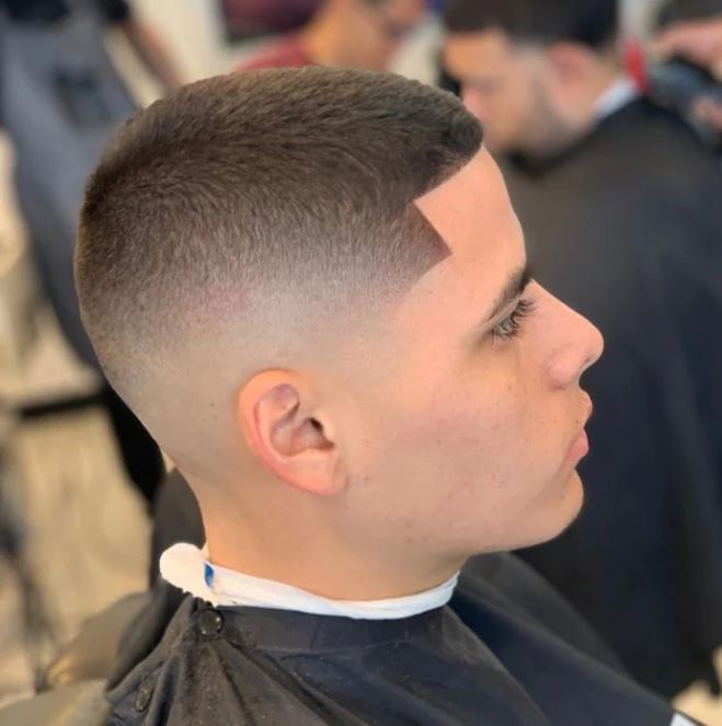 Buzz Cut Avec Un Burst Fade