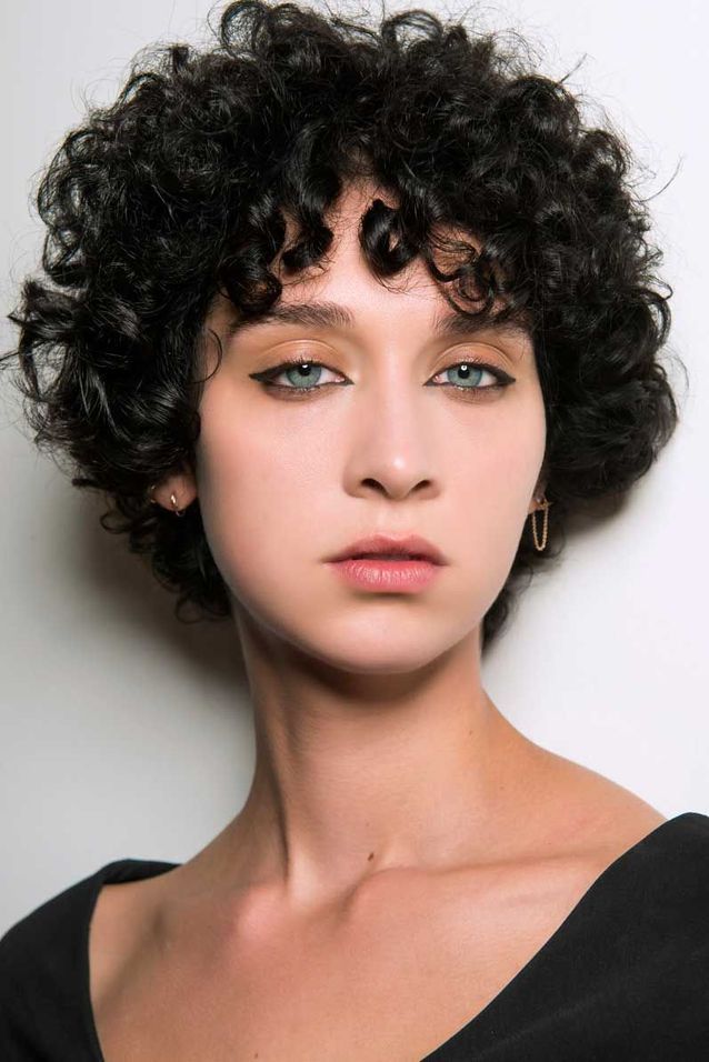 Carré Court Avec Frange Sur Cheveux Frisés Bruns