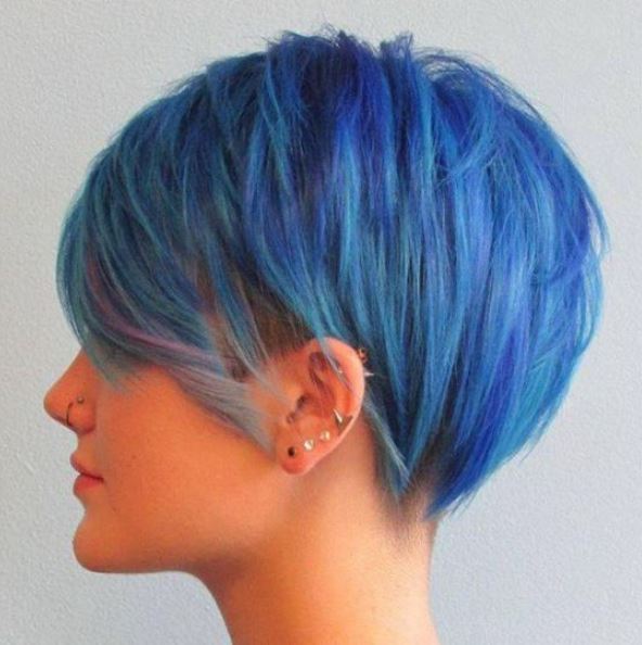  Pixie Cut Avec Mèches Plumeuses Sur Une Base Bleue 