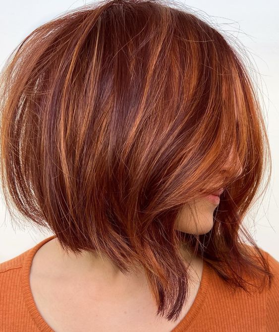 Carré Plongeant Sur Cheveux Auburn Avec Reflet